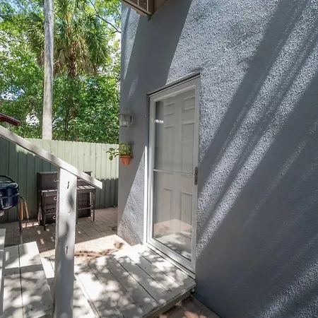 Ultimate Man Cave Garage Studio Minutes To Whatever You Do Tampa Exterior photo