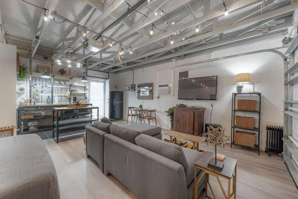 Ultimate Man Cave Garage Minutes To Whatever Do * Tampa